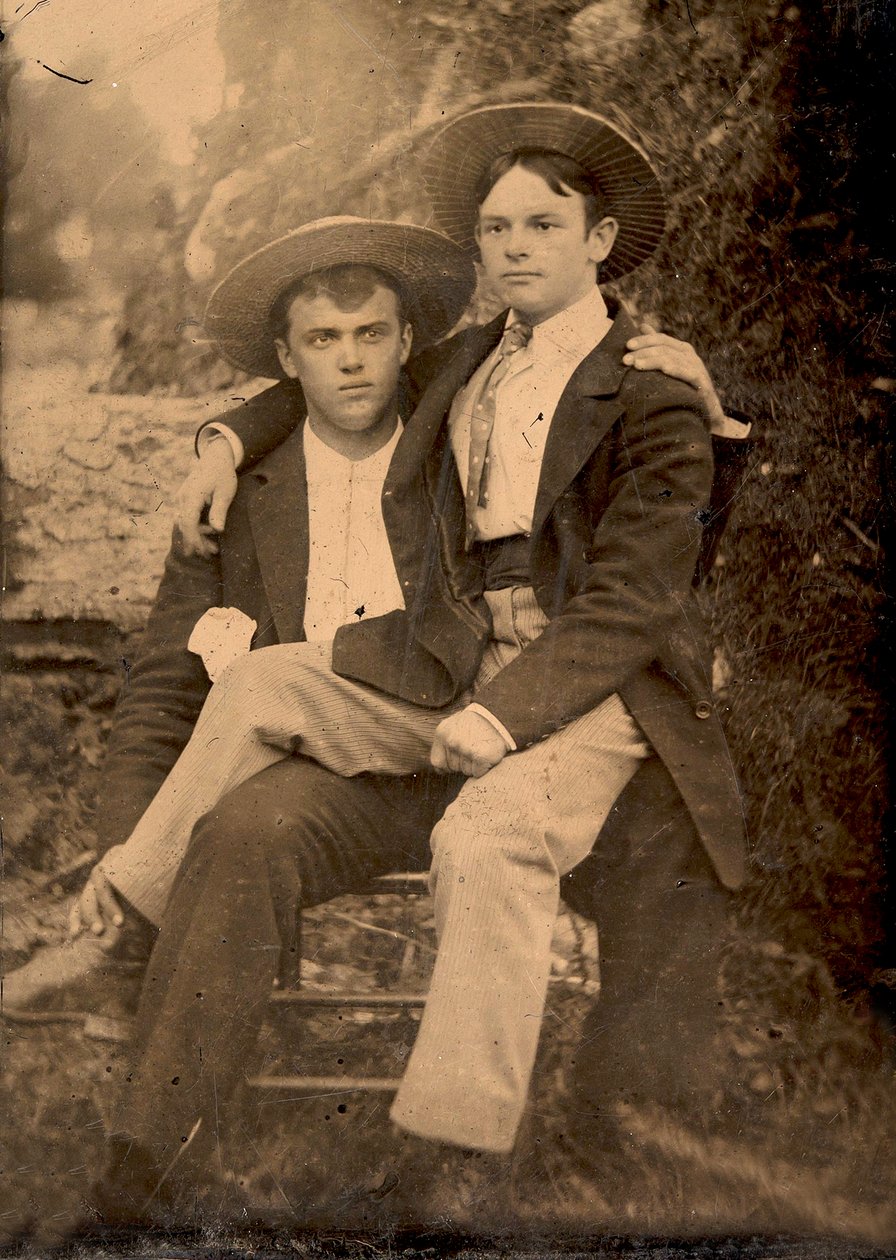 Dois homens posam para uma foto, c.1870 de Unknown