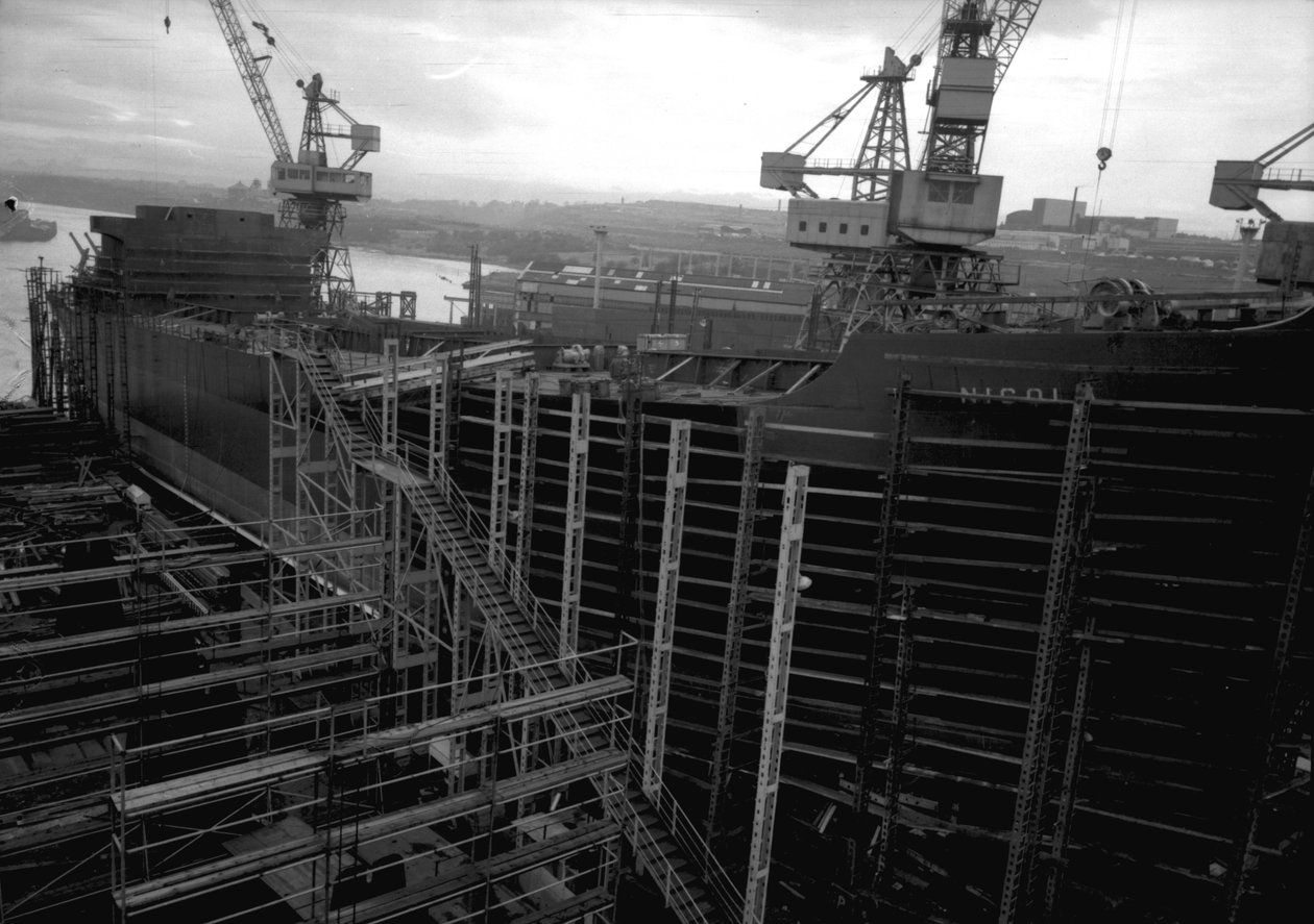 Vista de Nicola, a primeira SD14, pegando uma demão de tinta pouco antes do lançamento no estaleiro Southwick, em Sunderland, em meados de dezembro de 1967 (foto bw) de Unbekannt Unbekannt
