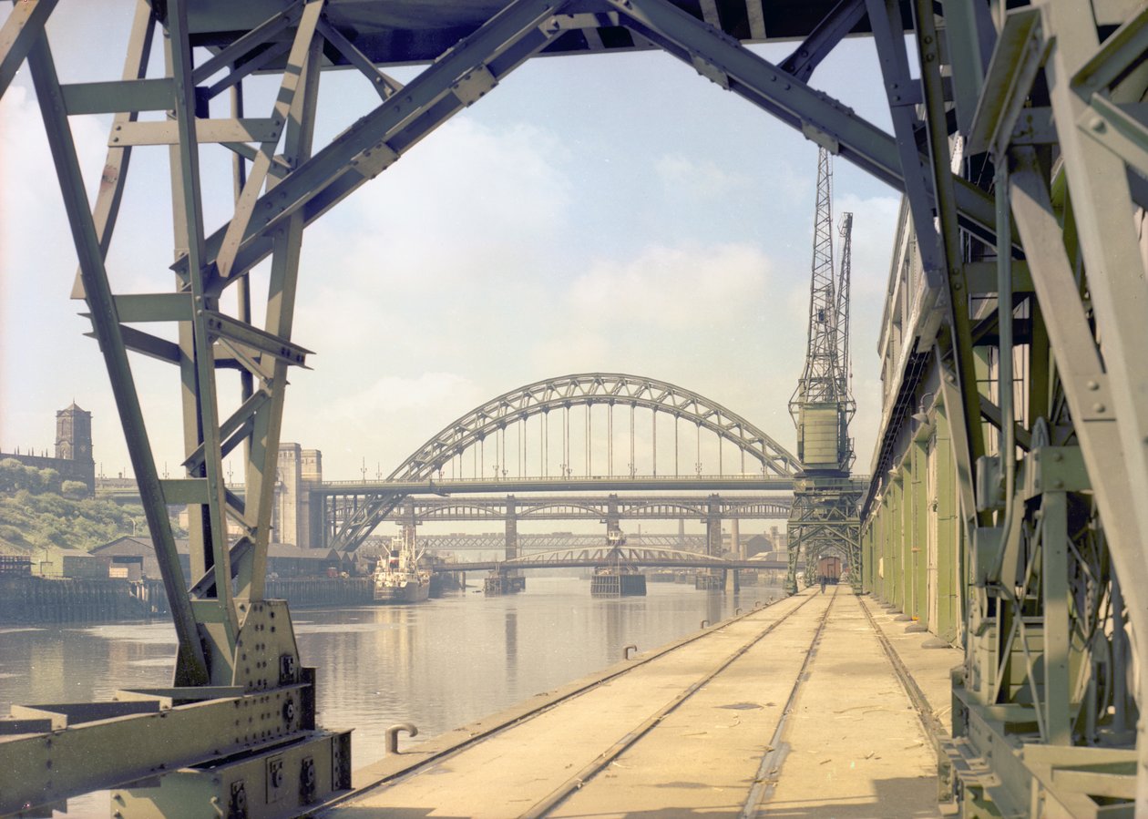 Vista da ponte Tyne do cais, Newcastle upon Tyne, julho de 1960 (foto colorida) de Unbekannt Unbekannt