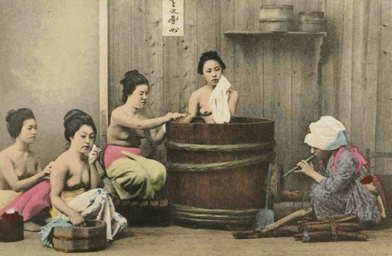 Casa de lavagem no Japão, c.1880 (foto colorida de albumina) de Unknown