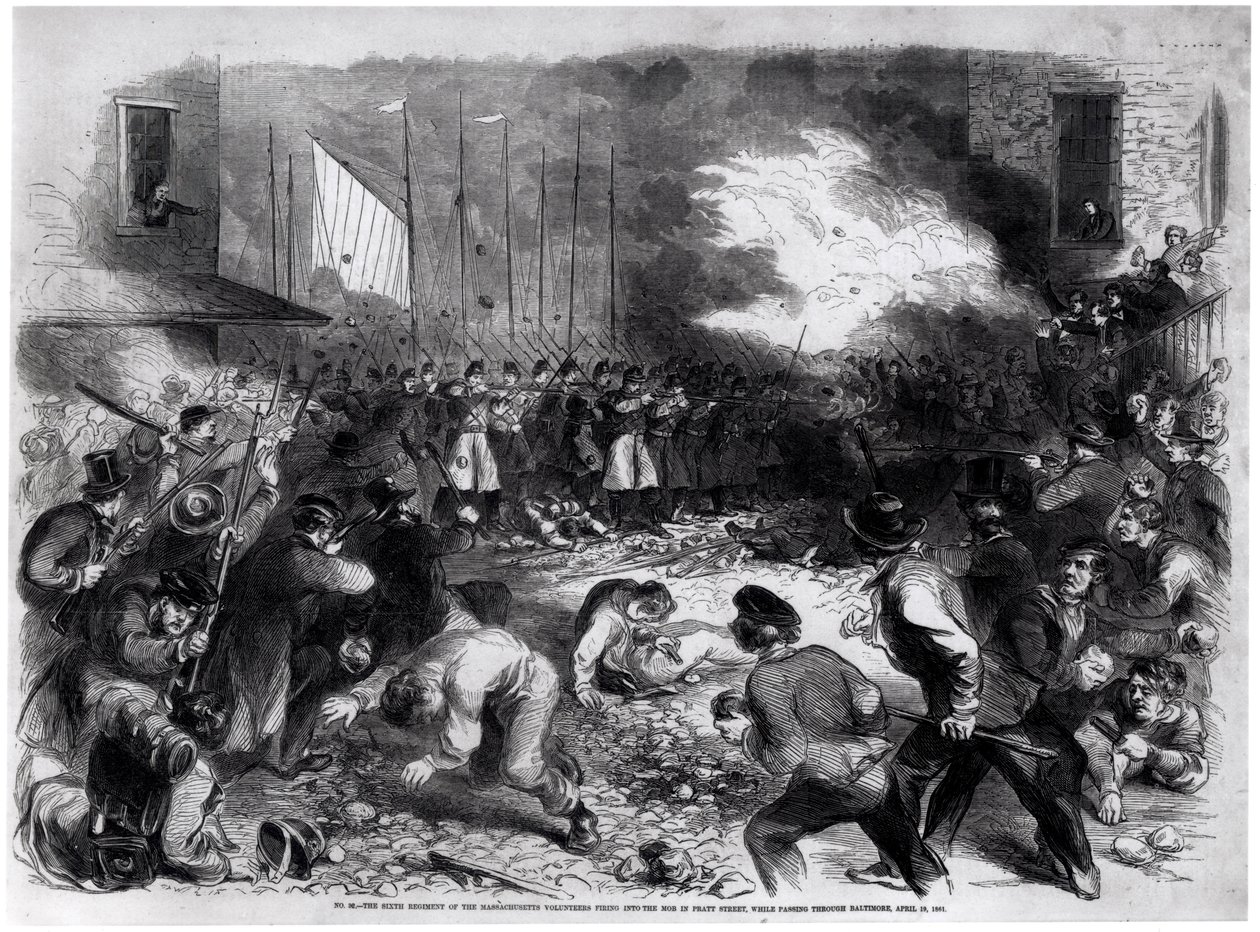 O sexto regimento de voluntários de Massachusetts atirando contra a multidão na rua Pratt, enquanto passava por Baltimore en route para Washington, em 19 de abril de 1861, de "Frank Leslie&39;s Illustrated Newsp" de American School