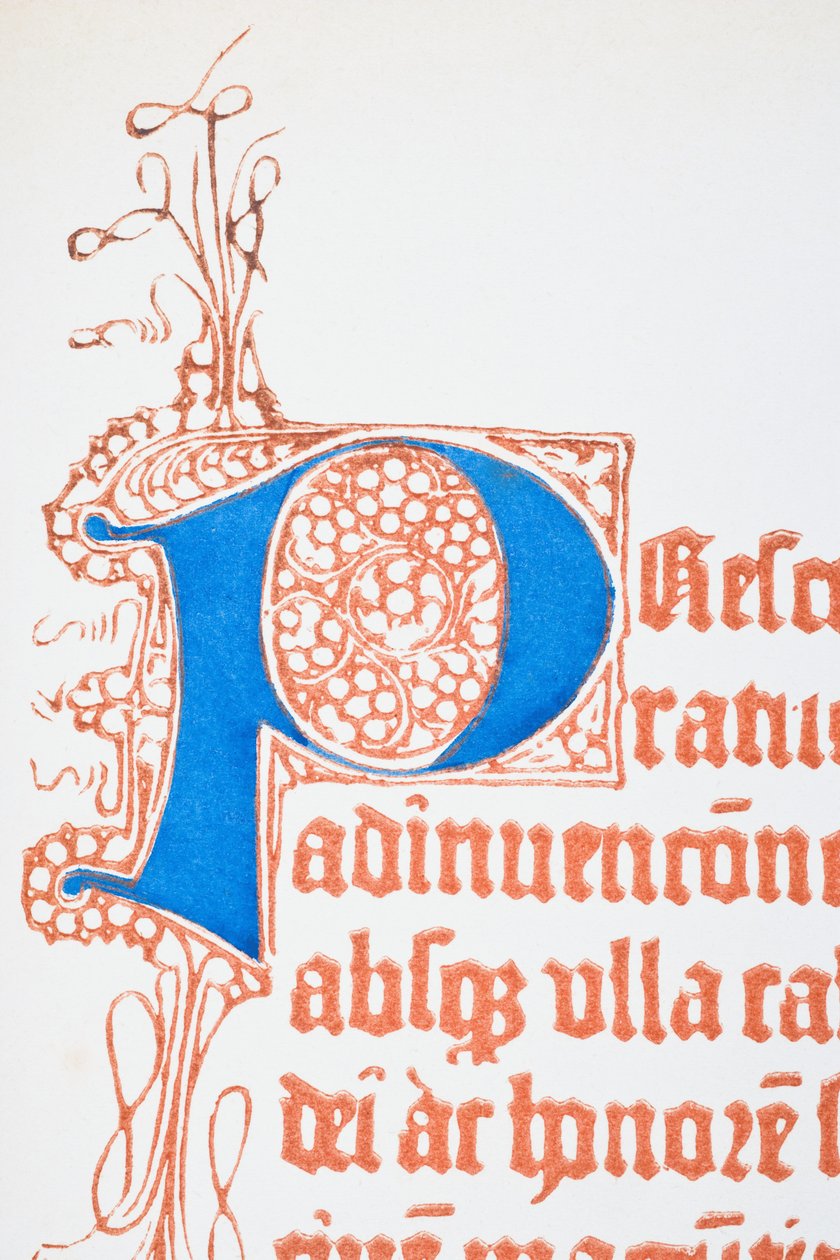 Facsmile de uma página com capital iluminado &39;P&39; da edição de 1459 de Fust e Schoiffer&39;s Latin Saltério, de &39;A História Nacional e Doméstica da Inglaterra&39; por William Hickman Smith Aubrey (1858-1 de English School