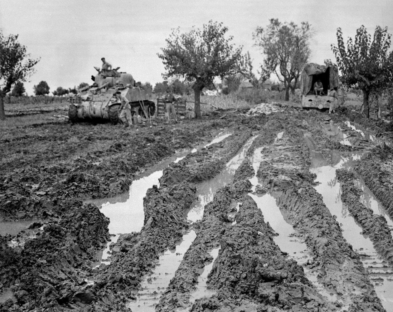 Tanque Sherman e um caminhão em terreno lamacento, Itália, c.1943-45, de uma coleção de 650 fotografias compiladas pela Associação Commando de American Photographer