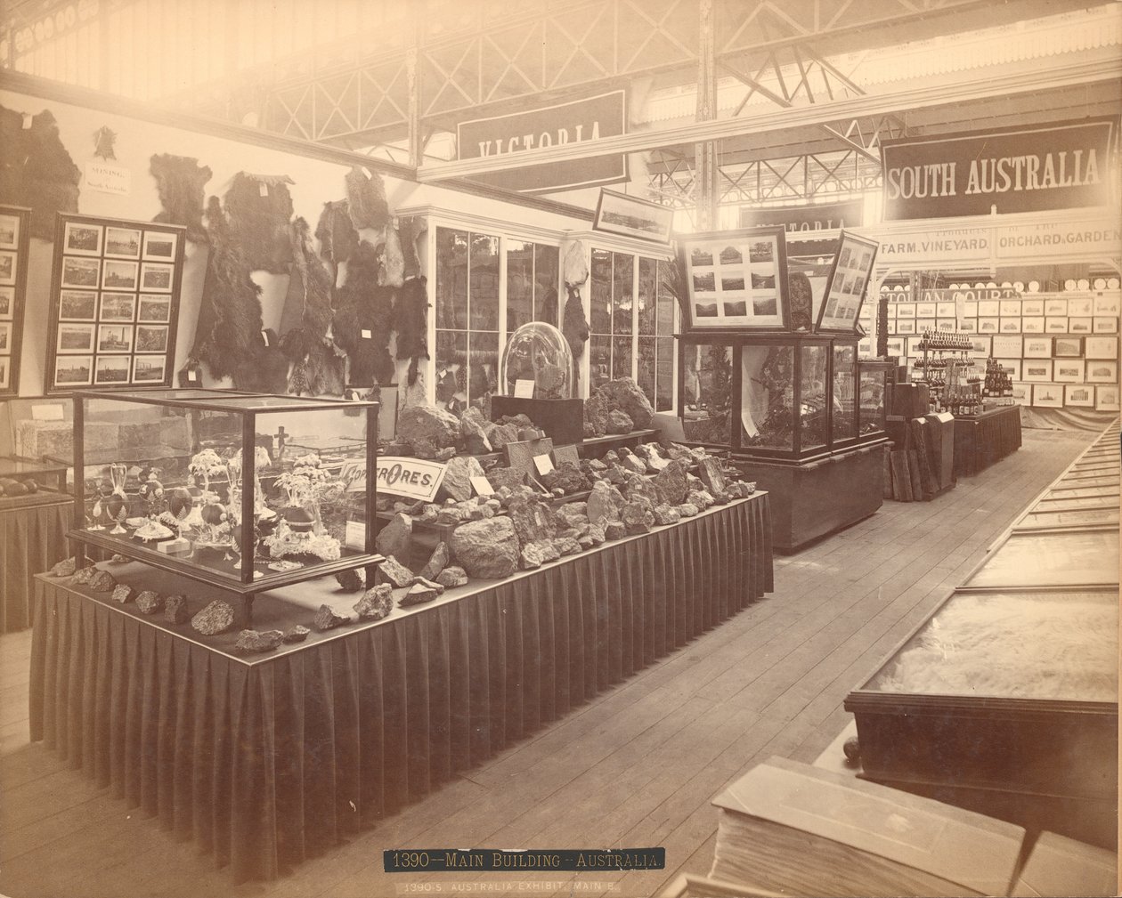 Exposição do Sul da Austrália, Main Building, Exposição Internacional do Centenário, Filadélfia, 1876 (albumen print) de American Photographer
