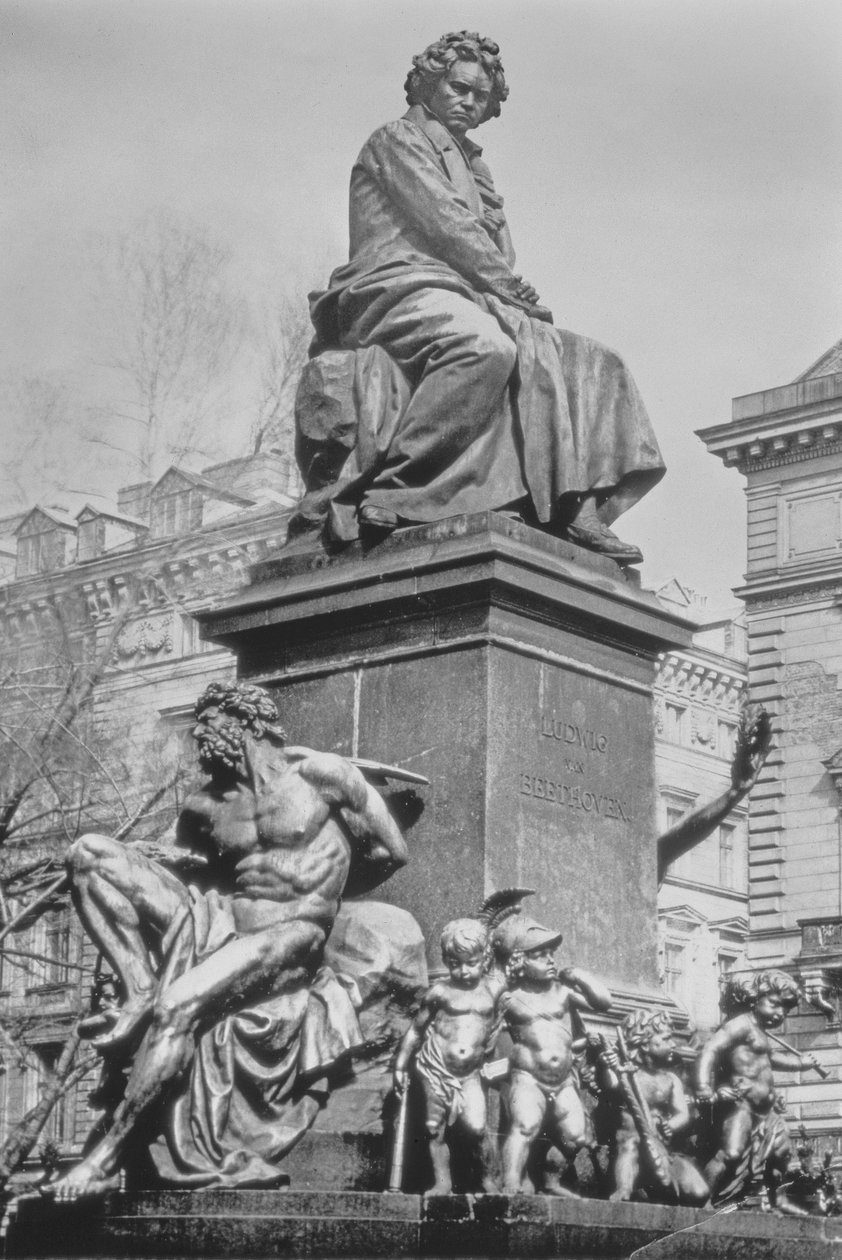 Monumento a Ludwig van Beethoven, o compositor sentado num pedestal acima de figuras alusivas à Nona Sinfonia, por Kaspar Ritter von Zumbusch (1830-1915), 1880 (bronze) de Austrian School