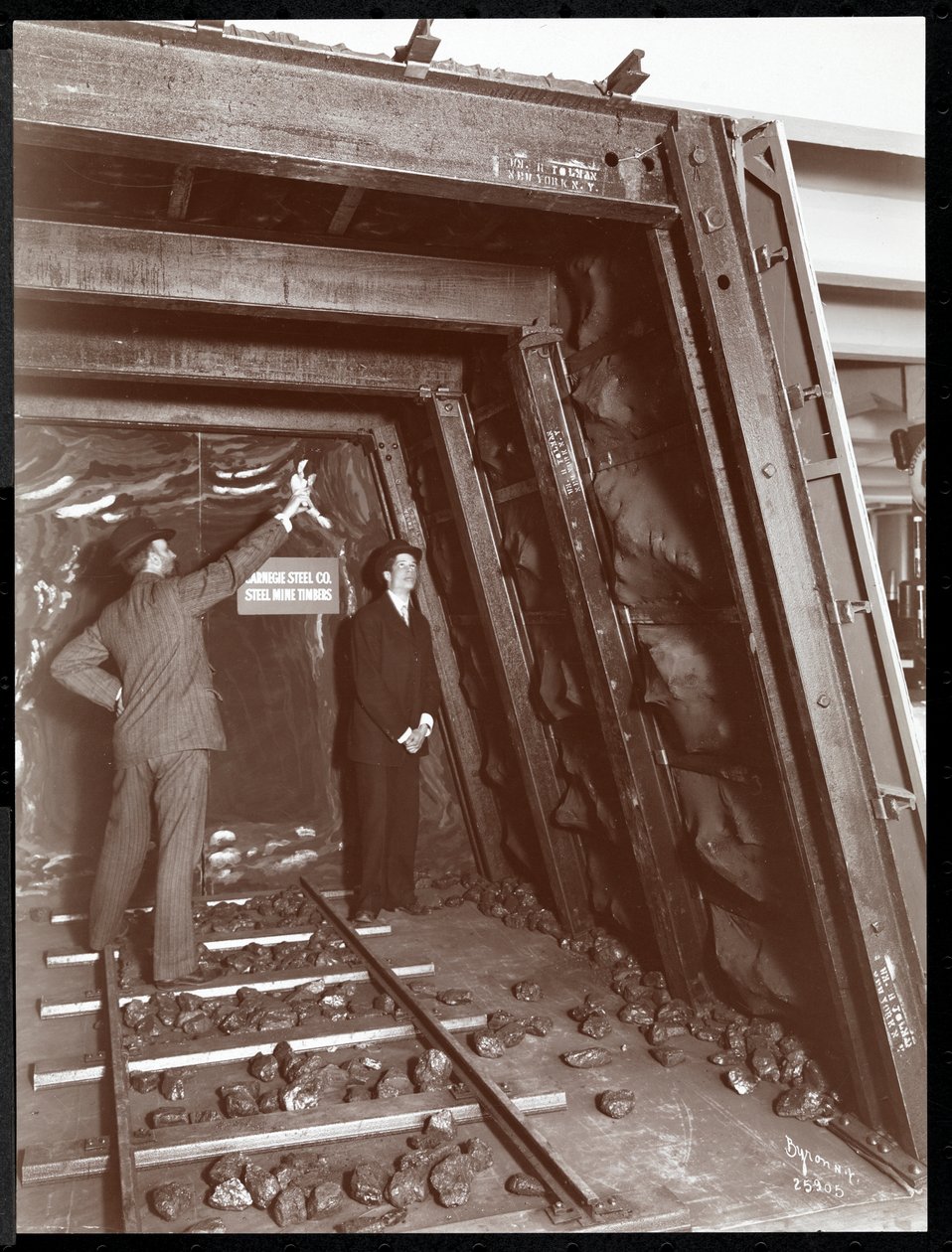 Exibição de um poço de mina usando mina de aço pela Carnegie Steel Co. no Museu de Dispositivos de Segurança do Instituto Americano de Serviço Social, Nova York, 1908 (impressão em gelatina de prata) de Byron Company