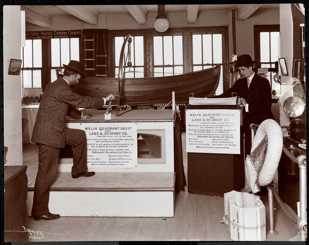 Exposição de botes salva-vidas pelo Welin Quadrant Davit Co. e Lane und De Groot Co. no Museu de Dispositivos de Segurança do Instituto Americano de Serviço Social, Nova York, 1908 (impressão em gelatina de prata) de Byron Company