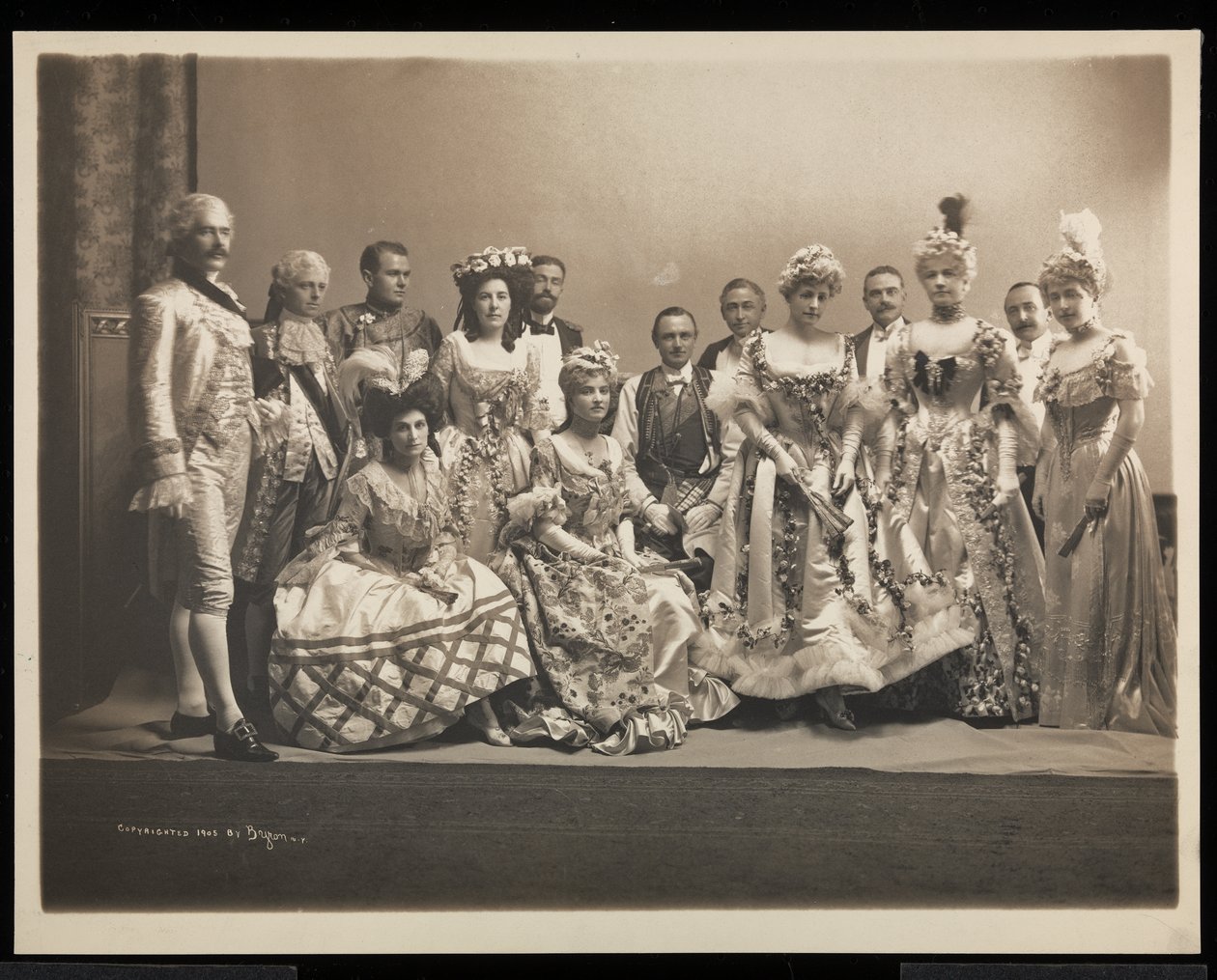 Retrato de grupo incluindo Edmund Lincoln Baylies (centro sentado) e Ruth Payson (Mrs. EL) Baylies (em terceiro na direita) no James Hazen Hyde Ball, Nova York, 31 de janeiro de 1905 (gelatina de prata) de Byron Company