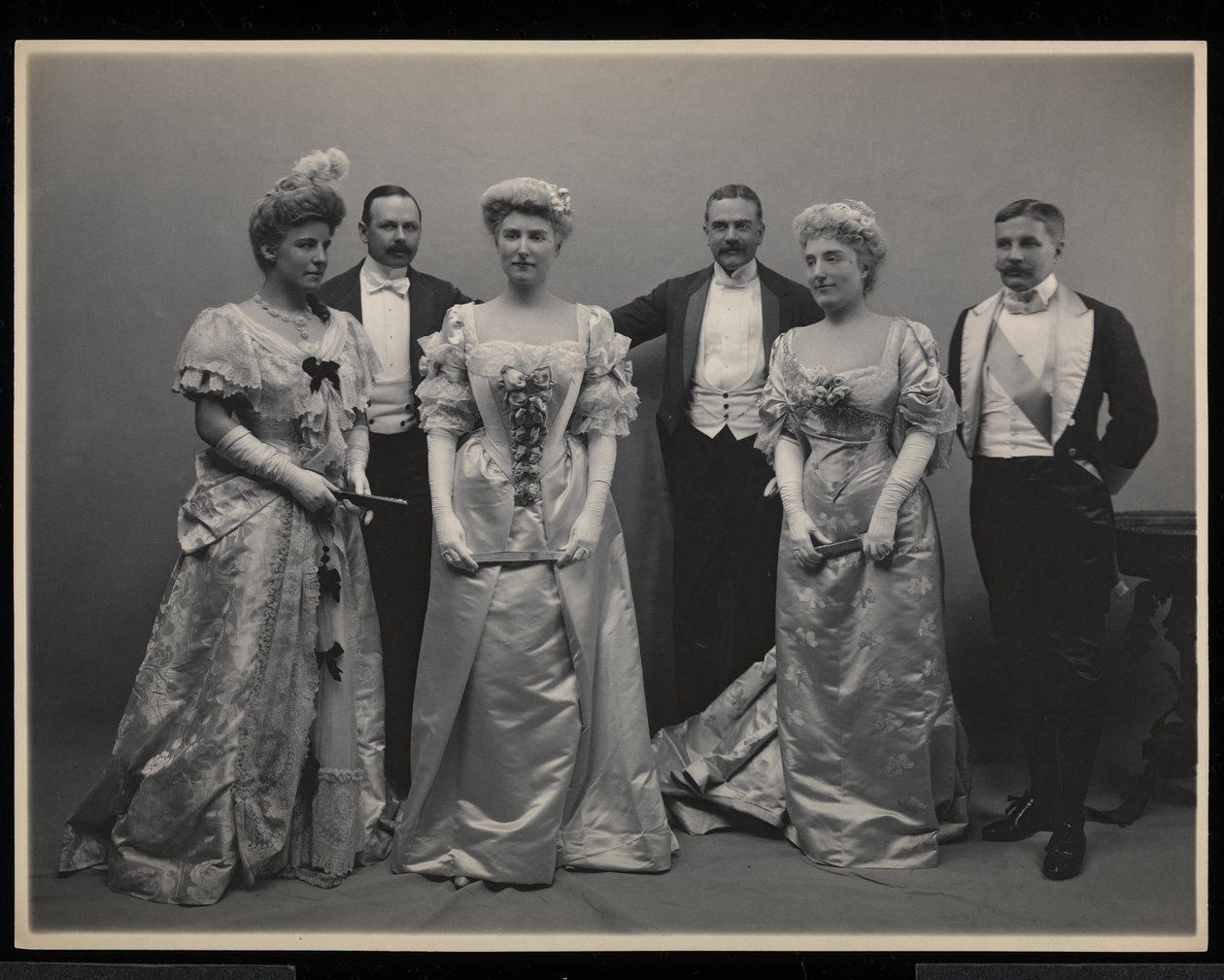 Retrato de grupo da Sra. Douglas Robinson, Franklin Plumer, Srta. Pauline Riggs, Sr. Charles Munn, Sra. Garrick Riggs e Sr. Frederick Weeks no James Hazen Hyde Ball, Nova York, 31 de janeiro de 1905 (sil de Byron Company