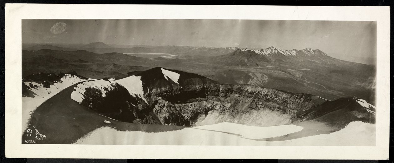 Vista panorâmica de cima de uma gama de montanhas cobertas de neve, e o que parece ser a borda de um vulcão, presumivelmente sobre ou perto do Canal do Panamá, 1913 (impressão de gelatina de prata) de Byron Company