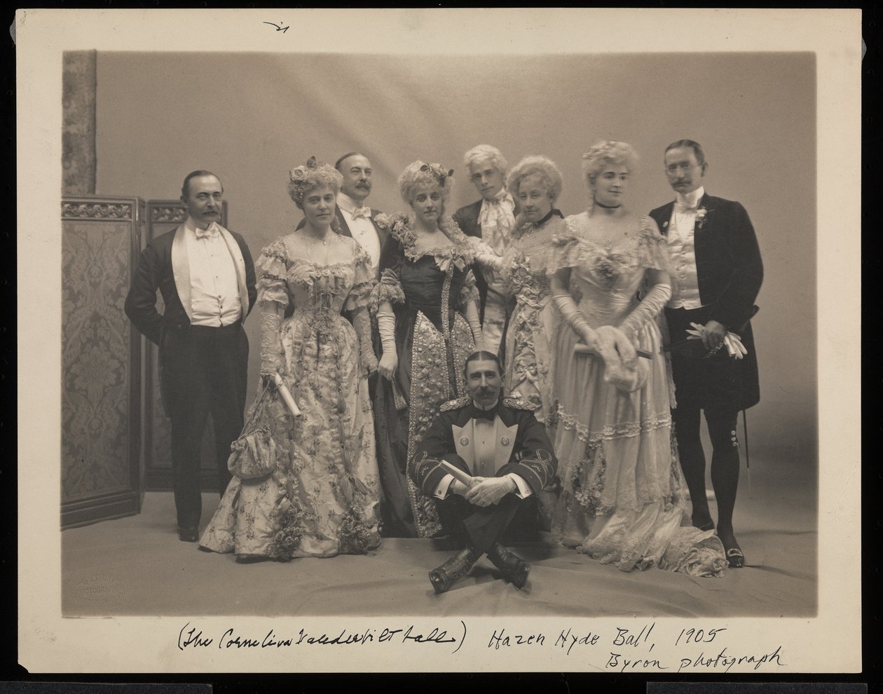 Retrato de cinco homens (incluindo Coleman Drayton, August Belmont e Frank Hoppin sentados no chão) e quatro mulheres (incluindo a Sra. Stuyvesant Fish) no James Hazen Hyde Ball, Nova York, 31 de janeiro de Byron Company