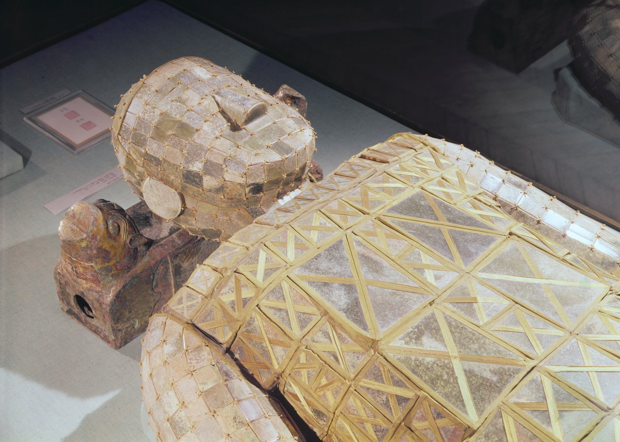 Terno de enterro de Jade, do túmulo da Princesa Tou Wan, esposa de Liu Sheng (d.113 aC) de Lingshang, Man-ch&39;eng, Hopei, Dinastia Han Ocidental (jade com fio de ouro) (detalhe de 215122) de Chinese School