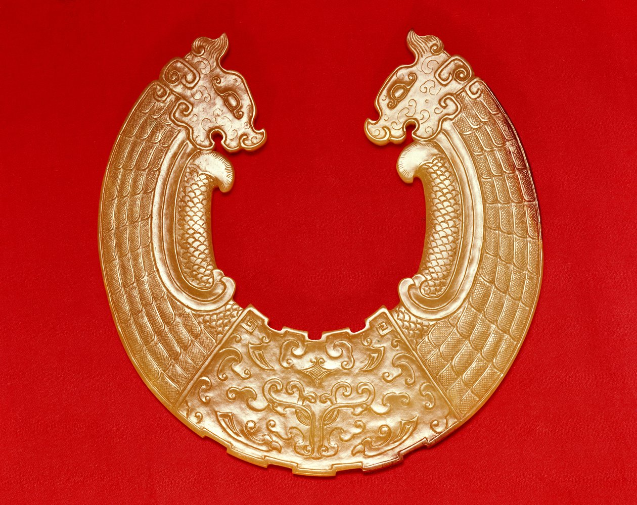 Placa com dois dragões e uma máscara Tao-tie (jade) de Chinese School