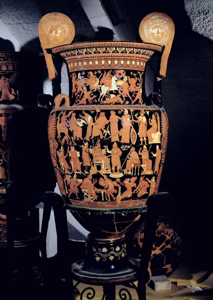 Cratera volútua de figuras vermelhas de Apúlia decorada com cenas de um rei persa e seus conselheiros ouvindo um mensageiro, uma personificação da Grécia e da Ásia diante de Zeus e dos súditos do imperador antes de uma de Darius Painter