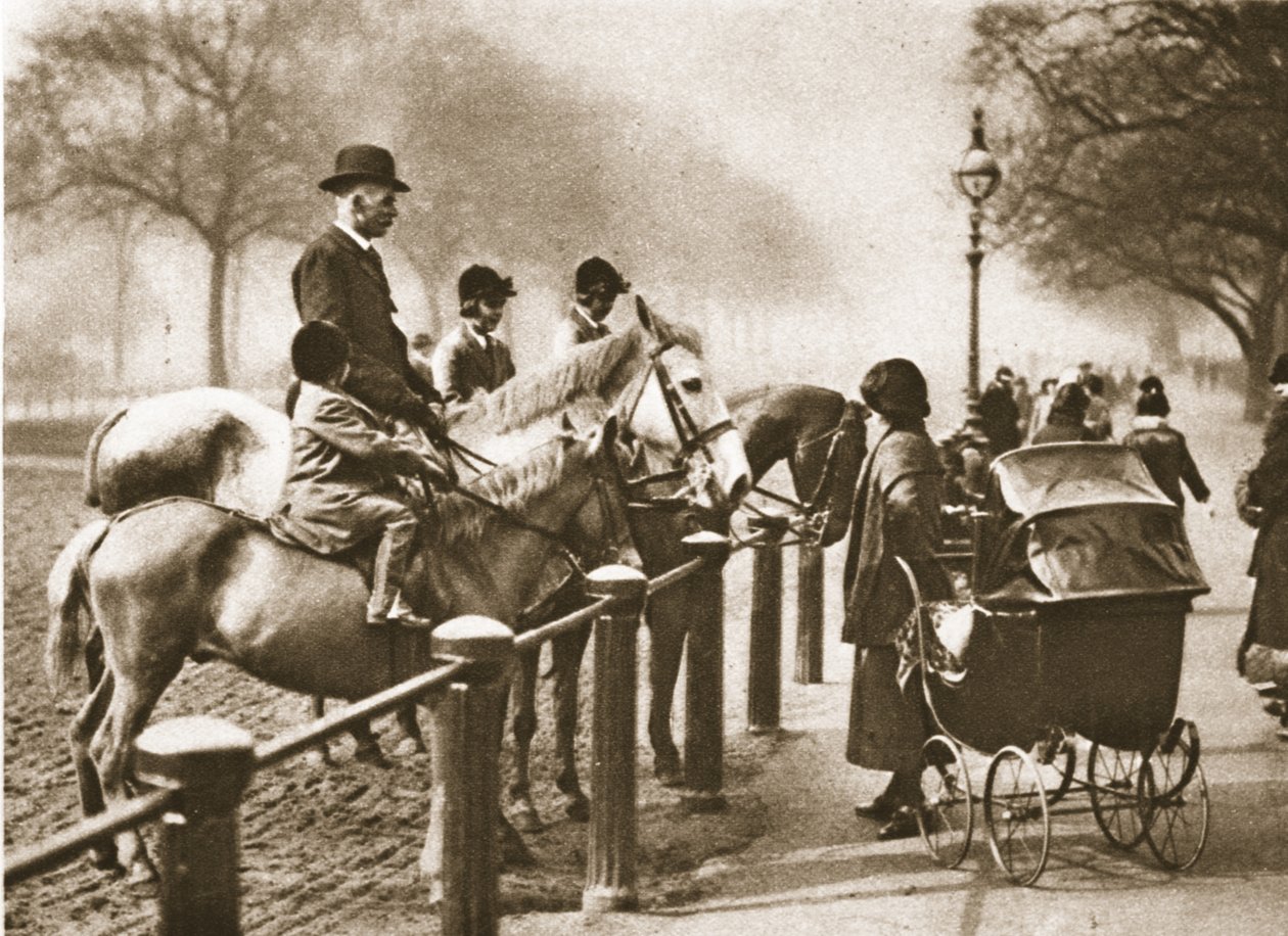 Uma aula de equitação em Rotten Row, de Wonderful London, publicada em 1926-27 (fotogravura) de English Photographer