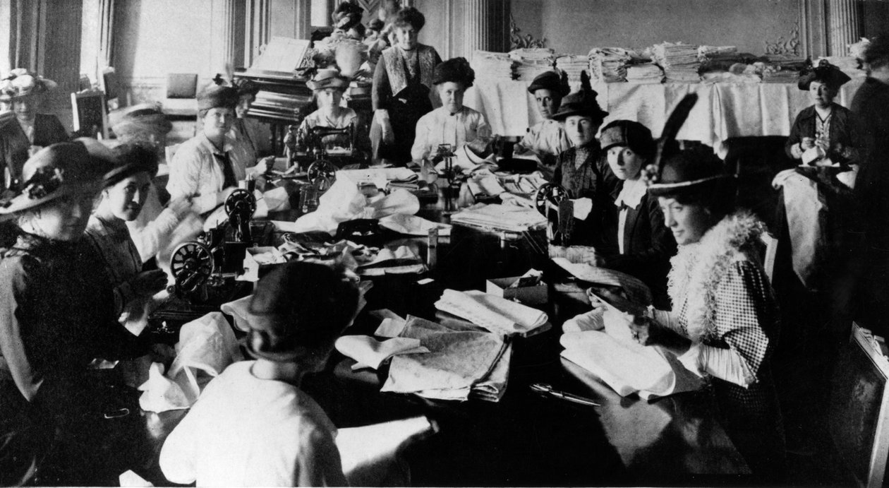 Uma festa de costura na Embaixada na Rússia durante a Primeira Guerra Mundial, c.1916 (foto bw) de English Photographer