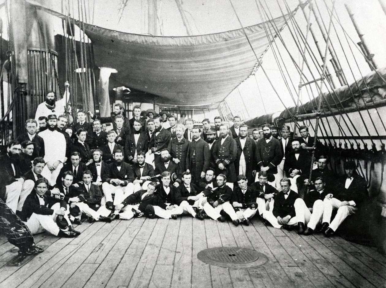 Oficiais navais britânicos no convés, c.1870 de English Photographer
