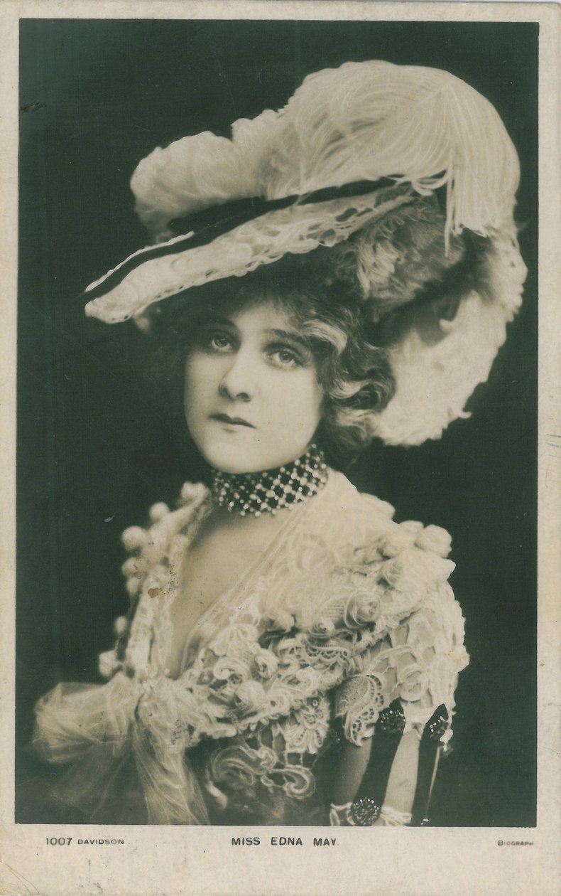 Celebridades do Palco: Miss Edna May, c.1903-08 de English Photographer