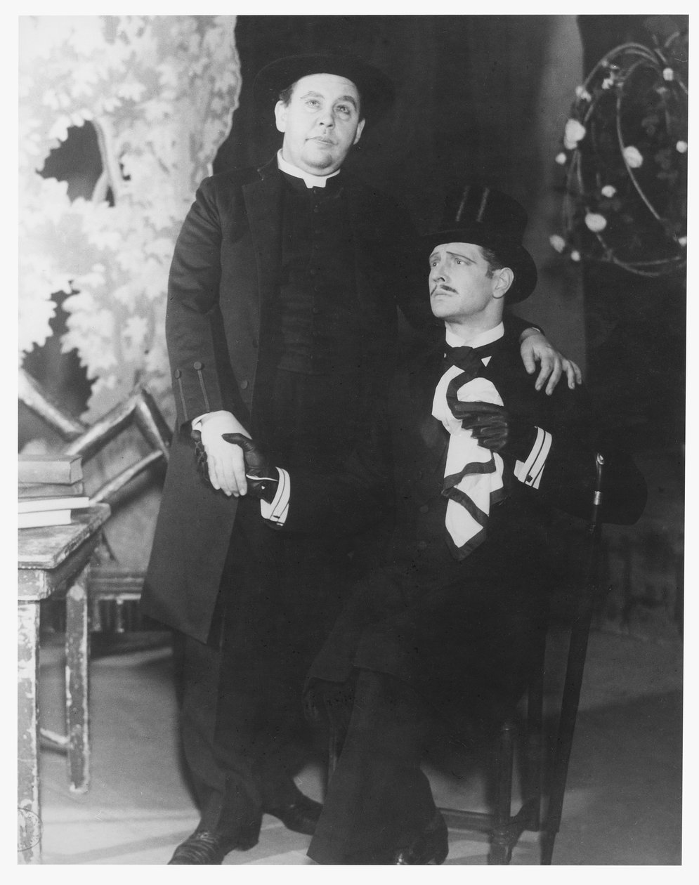 Charles Laughton como Chasuble Canon e Roger Livesey como John Worthing em A Importância de Ser Fiel, por Oscar Wilde (1854-1900) no Old Vic Theatre, 5 de fevereiro de 1934 de English Photographer