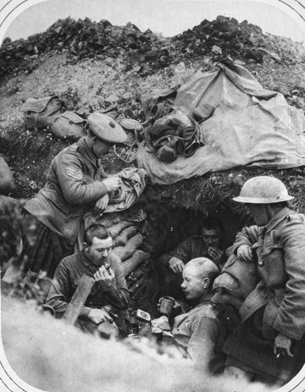 Hora do jantar nas trincheiras: Uma festa feliz em um abrigo durante o avanço britânico, ilustração do The Illustrated War News, 6 de setembro de 1916 de English Photographer