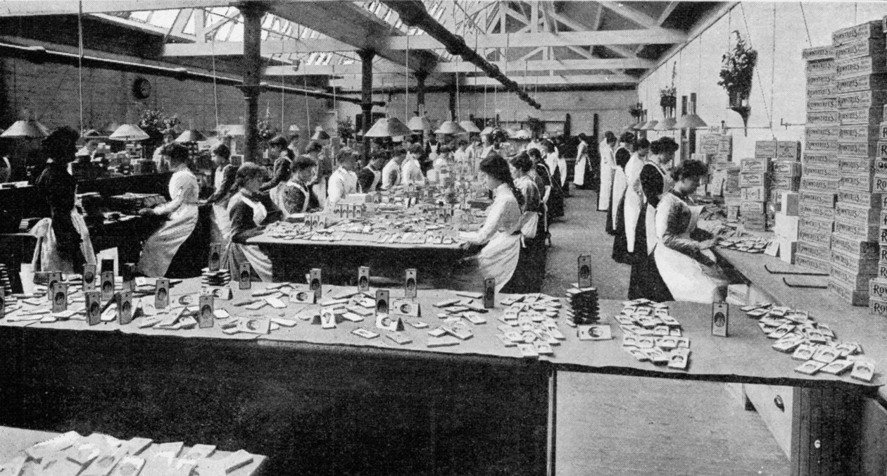 Enchendo caixas de chocolate em uma fábrica de York em prontidão para as chás Queens, ilustração do The Graphic, 19 de julho de 1902 de English Photographer