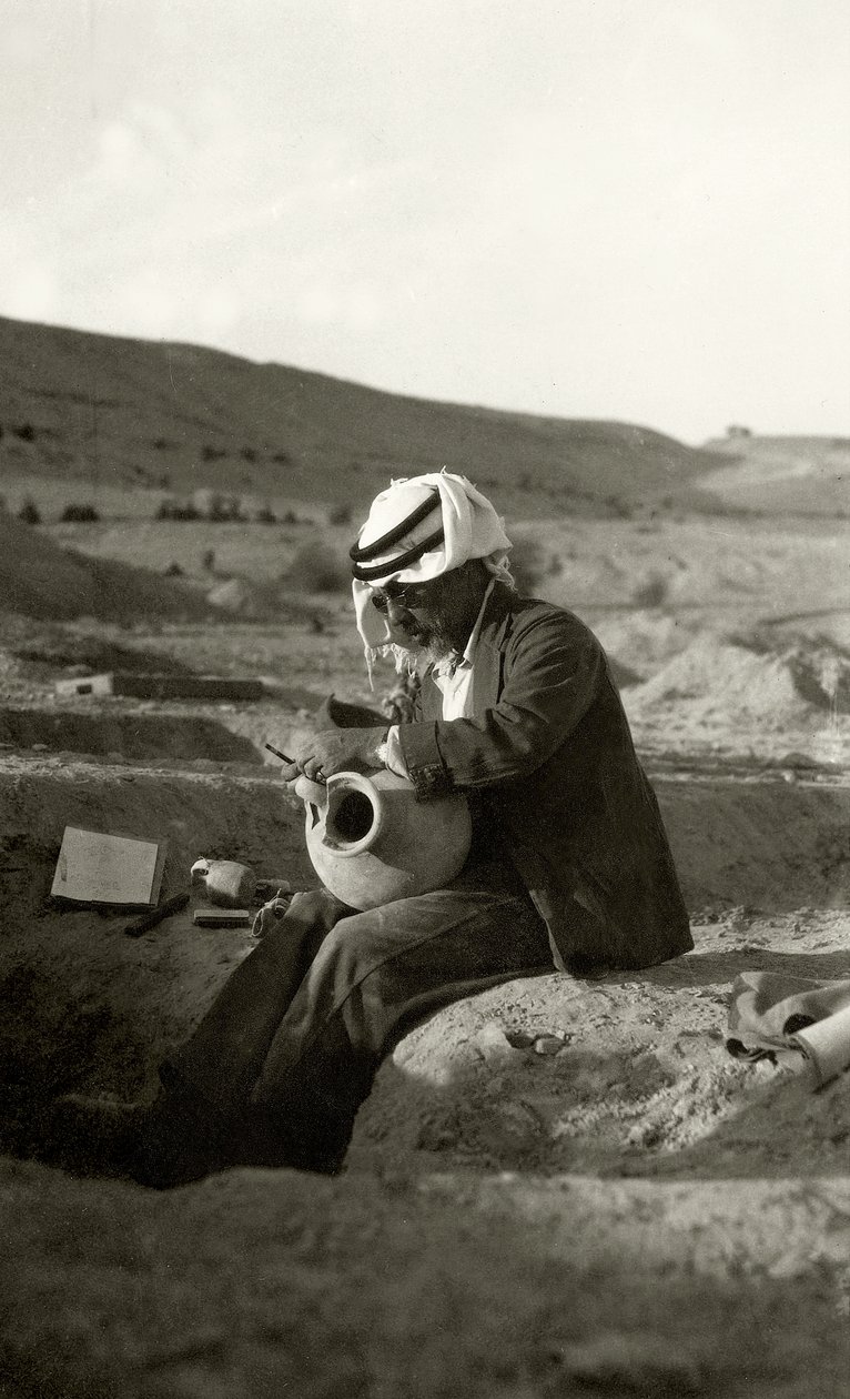 John Garstang, em Jericó, estudando um jarro da Idade do Bronze a partir de 1800 aC, 1930 de English Photographer