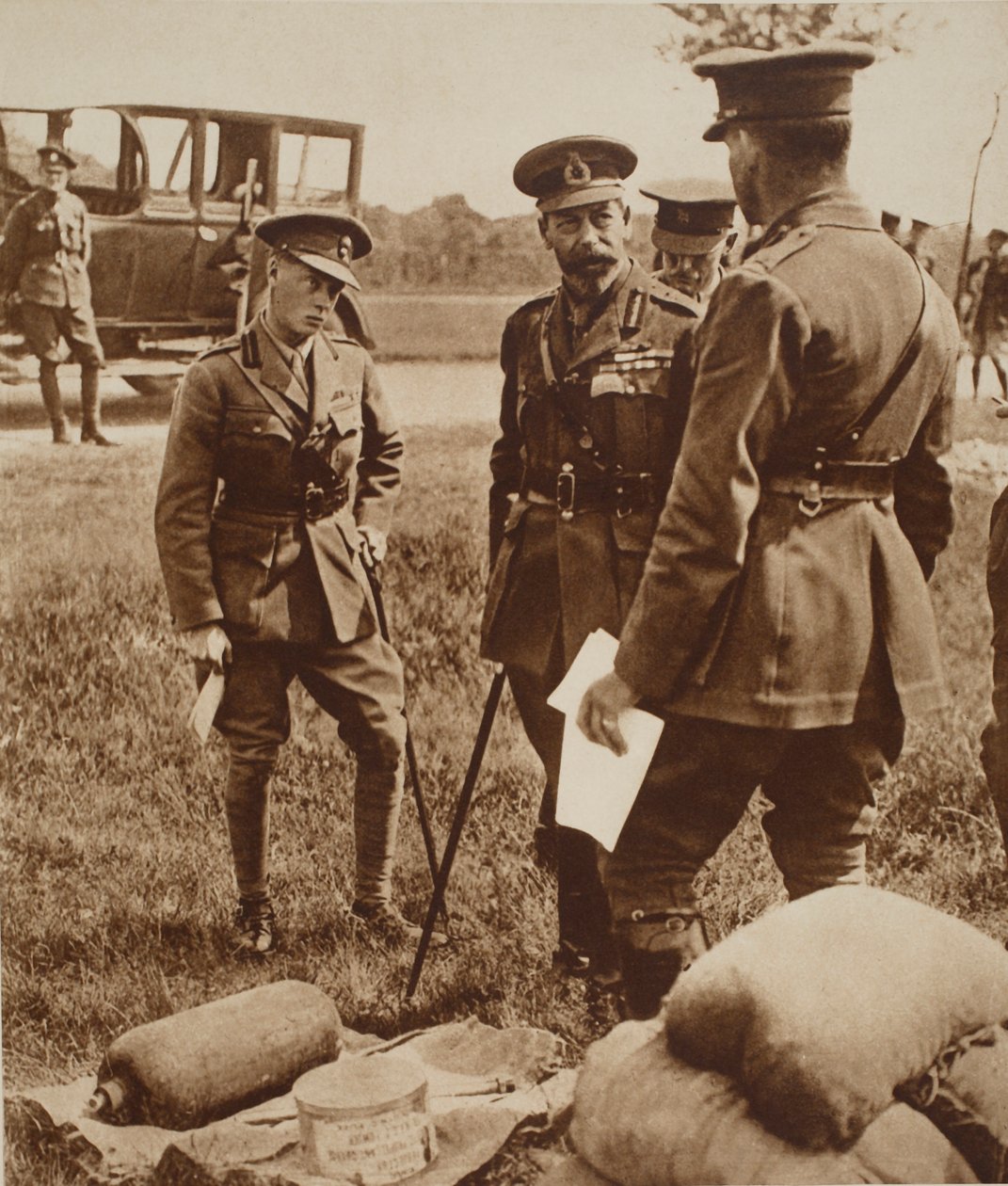 Rei Edward VIII com seu pai Rei George V, em uma escola de gás durante a guerra, c.1914 de English Photographer