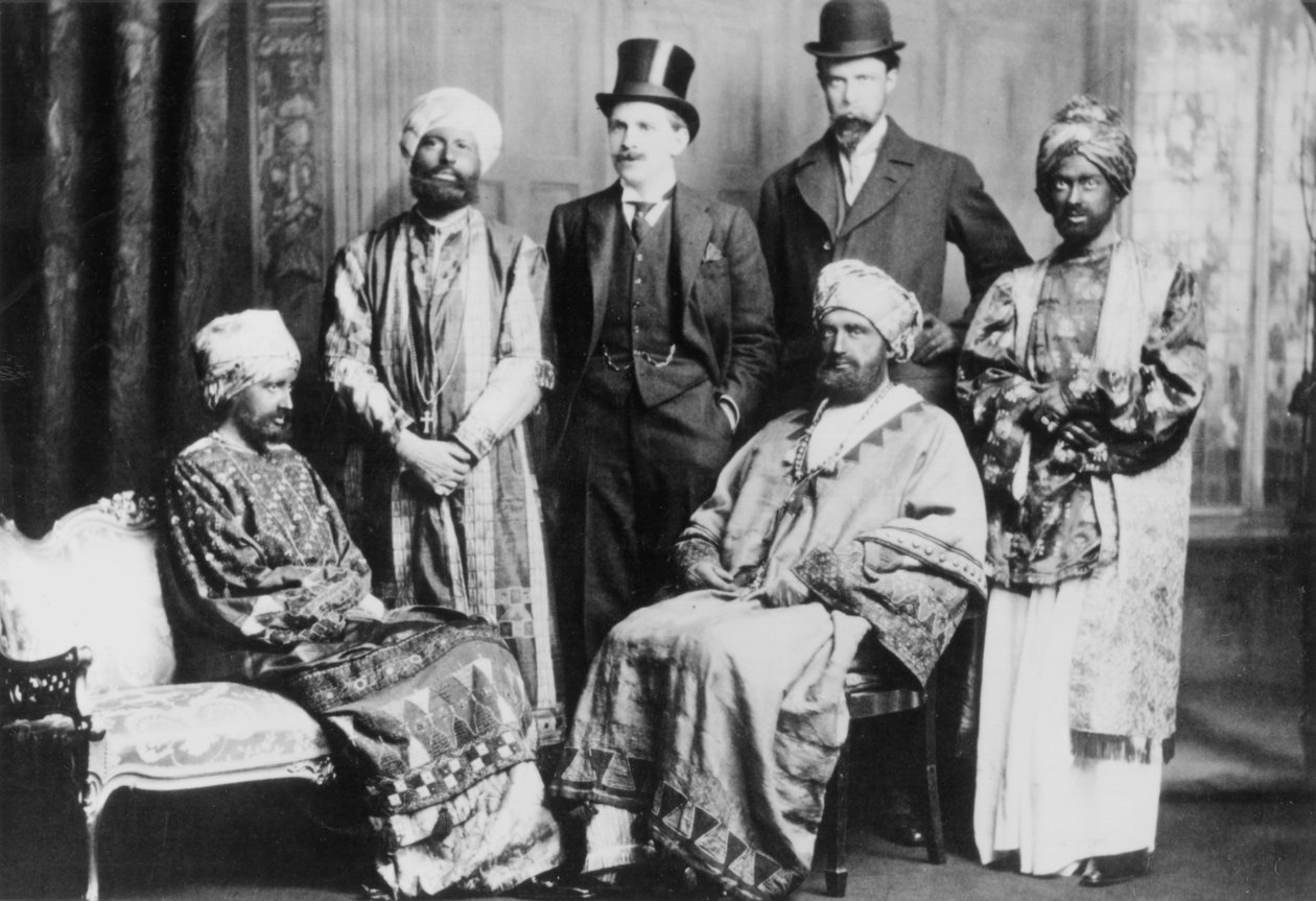 O imperador da Abissínia e seu Tribunal, mostrando em pé da esquerda para a direita Guy Ridley, Horace de Vere Cole, Adrian Stephen, Grant Duncan e sentado Virginia Stephen e Anthony Buxton de English Photographer