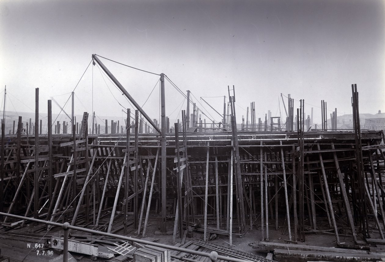 O navio de balsa de trem quebra-gelo SS Baikal no quadro durante a construção por Sir WG Armstrong Mitchell e Co. Ltd., no estaleiro de Low Walker, Newcastle upon Tyne em 1896, jarda n º 647 de English Photographer