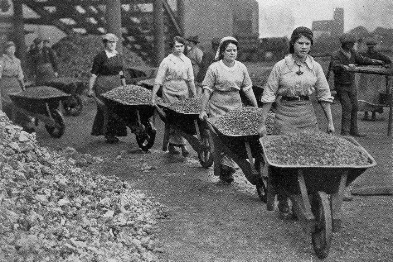 Mulheres Barrowing Coca-Cola em um gás funciona, fotografias de escritório de guerra, 1916 (foto de bw) de English Photographer