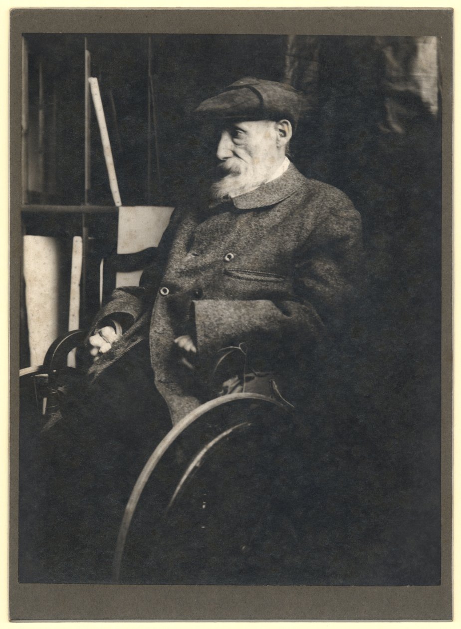 Auguste Renoir (1841-1919) em uma cadeira de rodas de French Photographer
