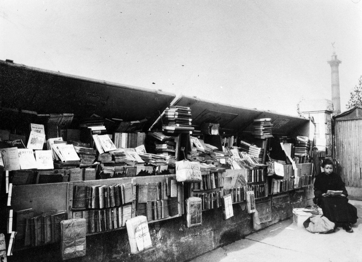 Bouquiniste ao lado do rio Sena, em Paris, c.1900 de French Photographer