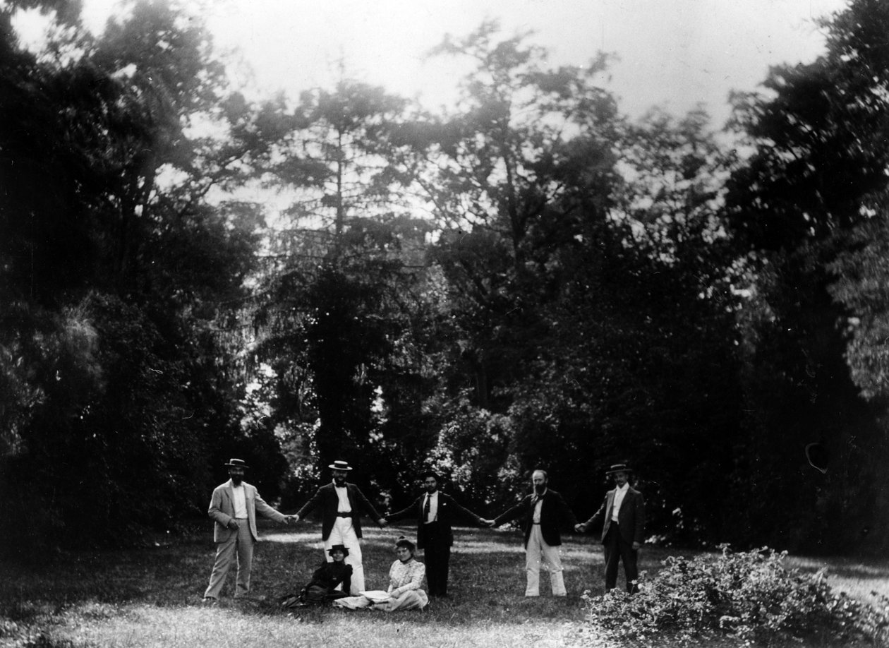 Grupo de amigos de mãos dadas no jardim de Le Relais, casa da família Natanson em Villeneuve-sur-Yonne, c. 1899 de French Photographer
