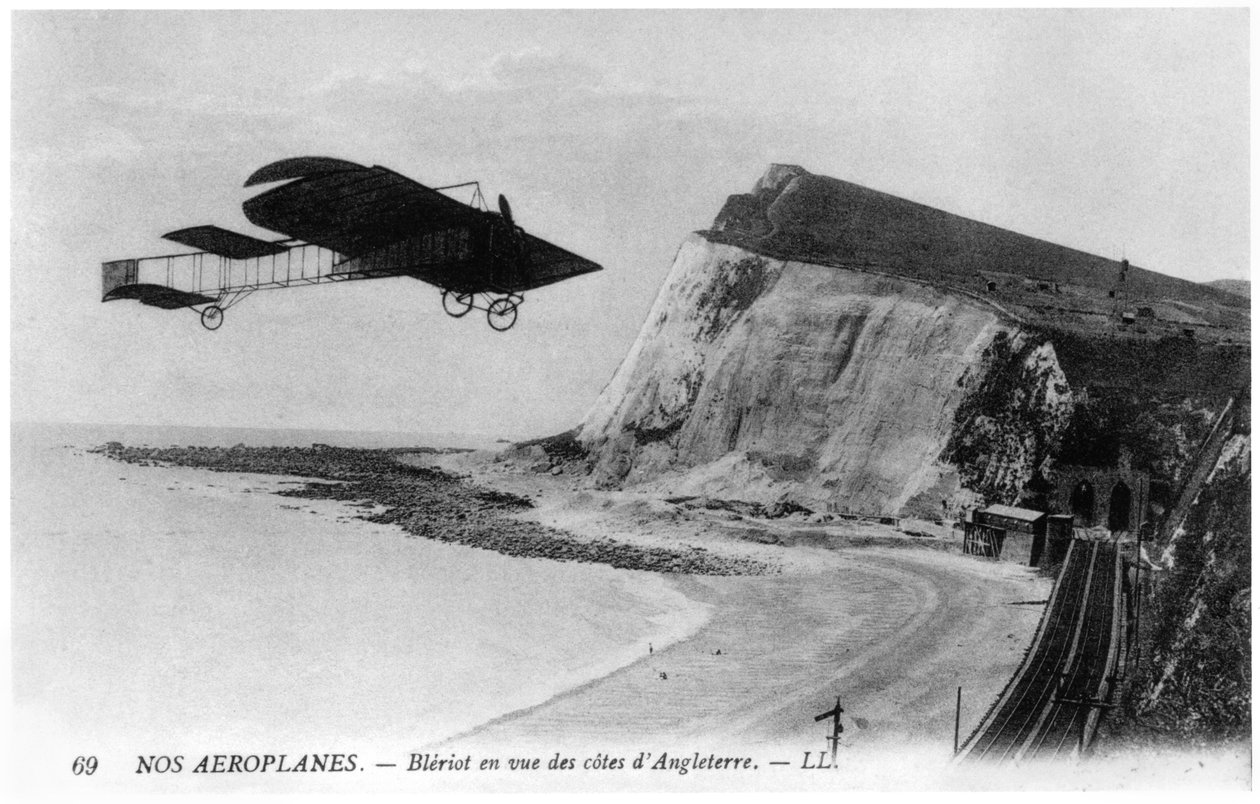 Louis Bleriot (1872-1936) atravessando o Canal da Mancha de avião em 25 de julho de 1909 de French Photographer
