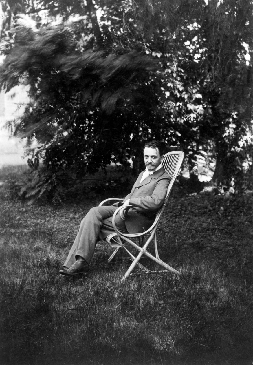 O pintor Félix Vallotton sentado no jardim do Relais, a casa dos Natansons em Villeneuve sur Yonne de French Photographer