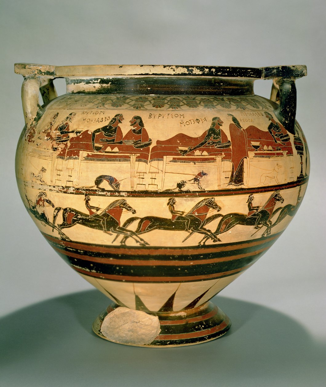 Catorze-krater dos Coríntios, de figuras negras, que representava Herakles jantando com Eurytios e seus filhos, esperados por Iole, acima de uma fileira de cavaleiros, de Cerveteri, c.600 aC (cerâmica) (ver também 92575) de Greek