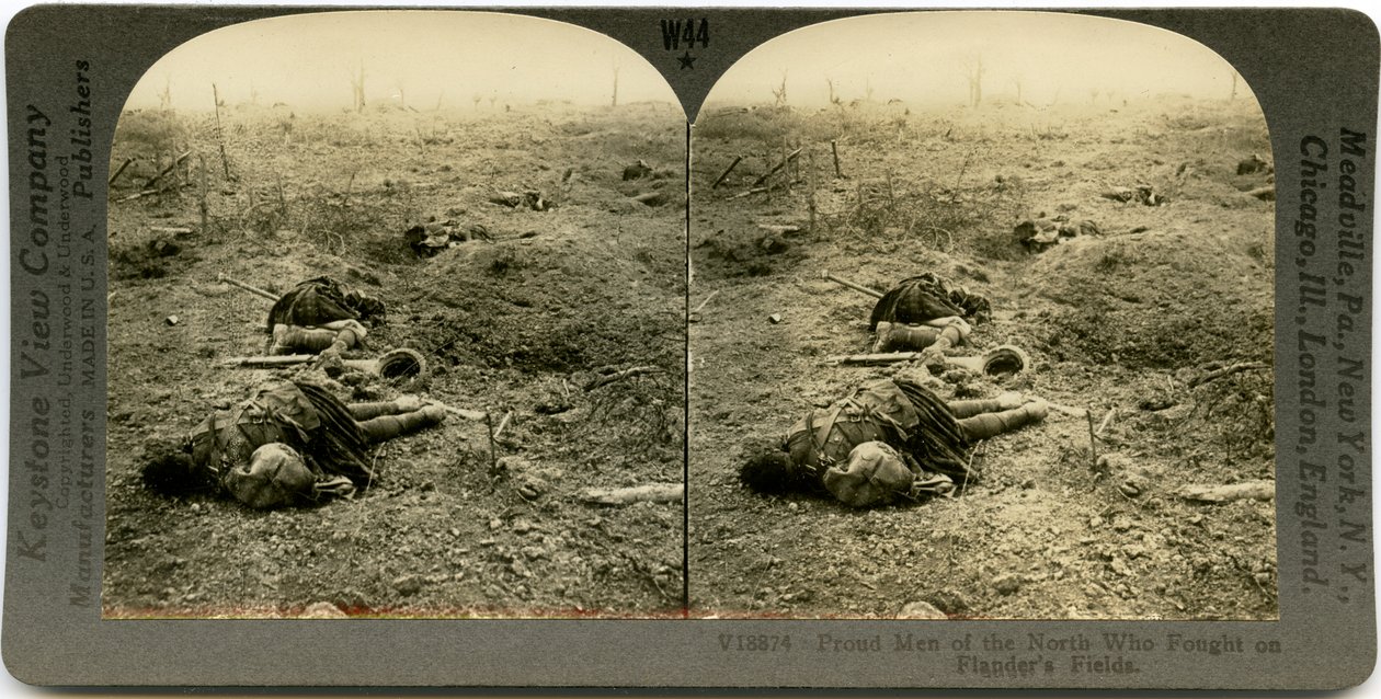 Stereocard horizontal, do sepia que mostra um campo aberto com os quatro soldados escoceses inoperantes com os restos dispersados ao redor. Número do estereógrafo Keystone V18874. de Keystone View Company