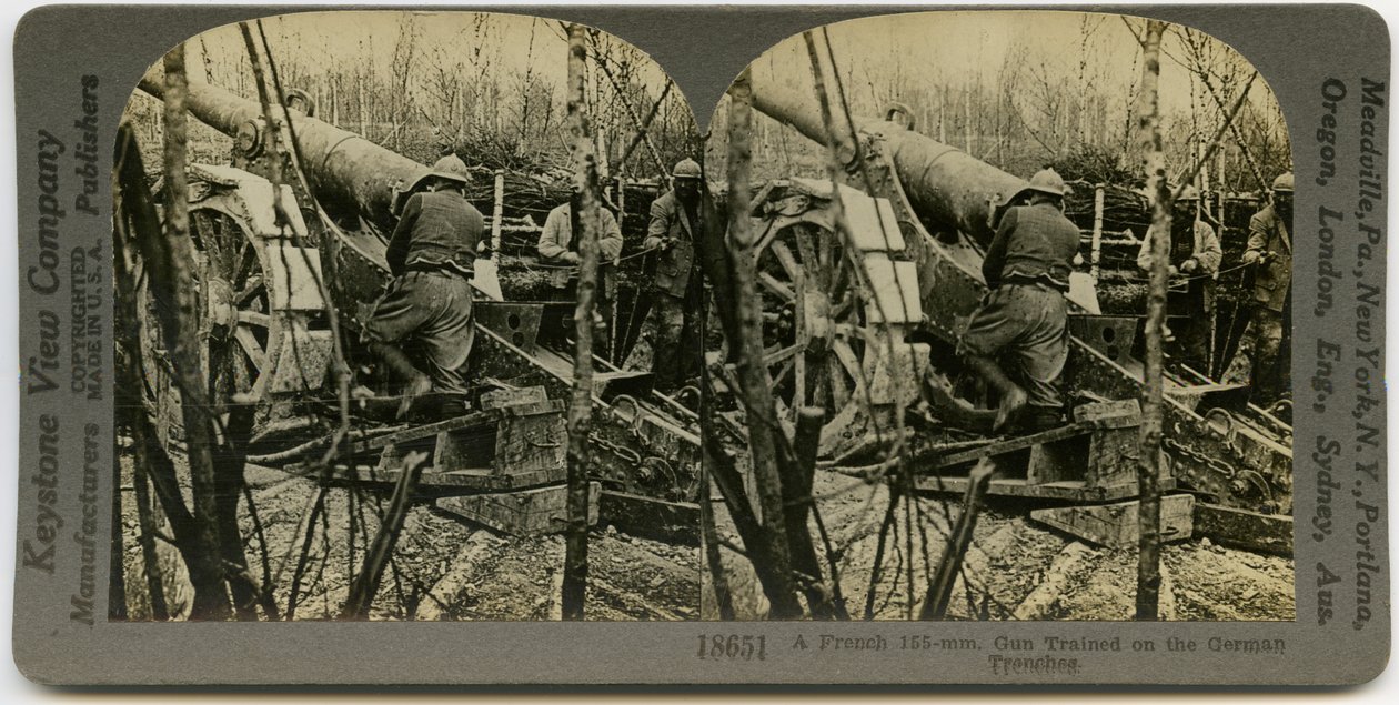Stereocard horizontal, do sepia que mostra três soldados franceses uniformizados que trabalham com uma arma de artilharia de campo de 155mm. Número do Stereograph Keystone 18651 de Keystone View Company
