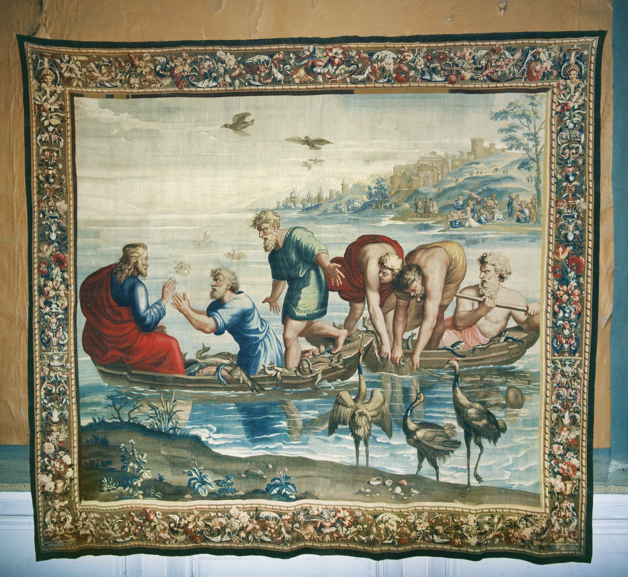 Tapeçaria representando os Atos dos Apóstolos, O peixe milagroso, tecido na Oficina de Beauvais sob a direção de Philippe Behagle (1641-1705), 1695-98 (tapeçaria de lã) de Raffaello Sanzio Raphael