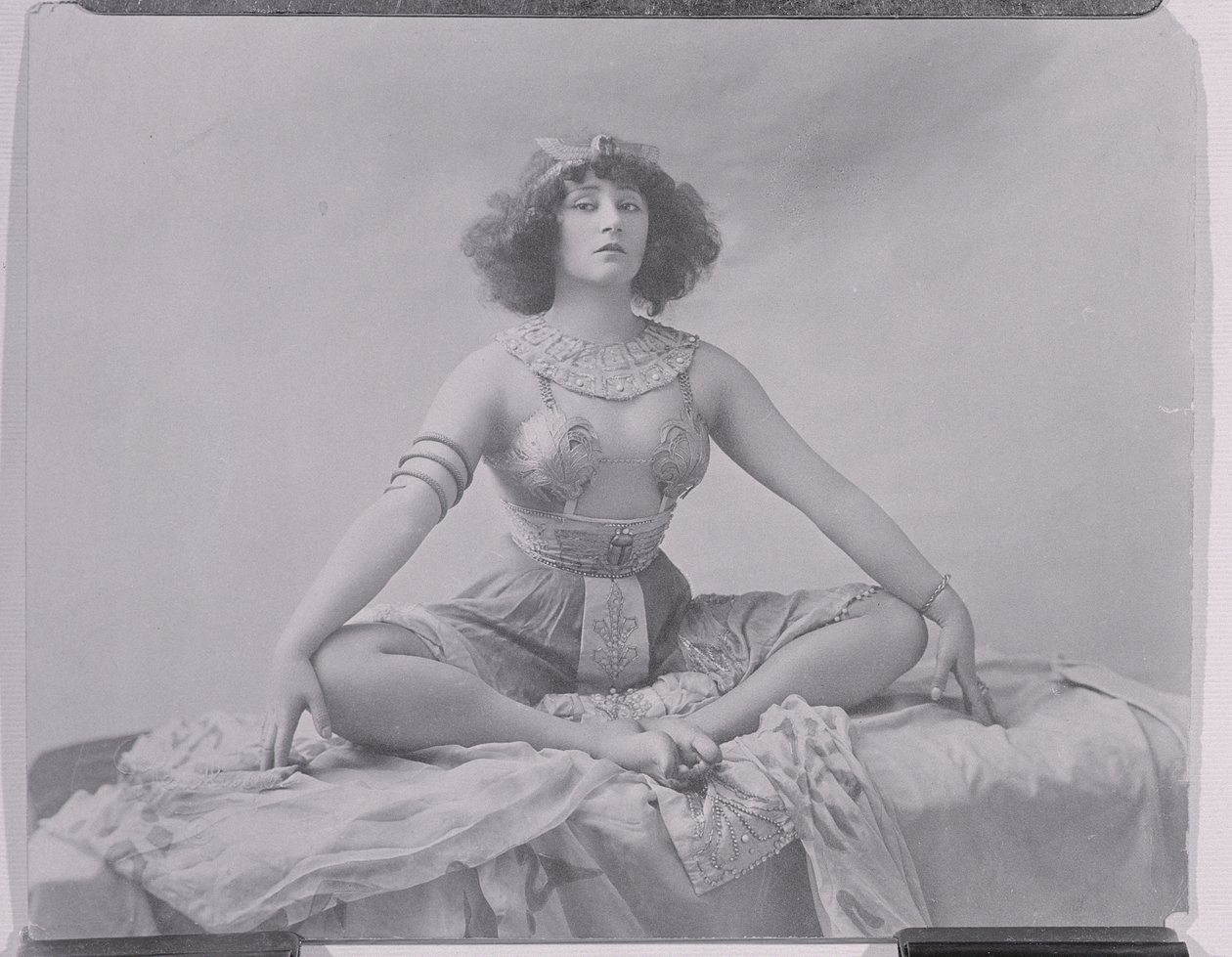 Colette (1873-1954) atuando em &39;Egyptian Reve&39;, 1907 de Reutlinger Studio