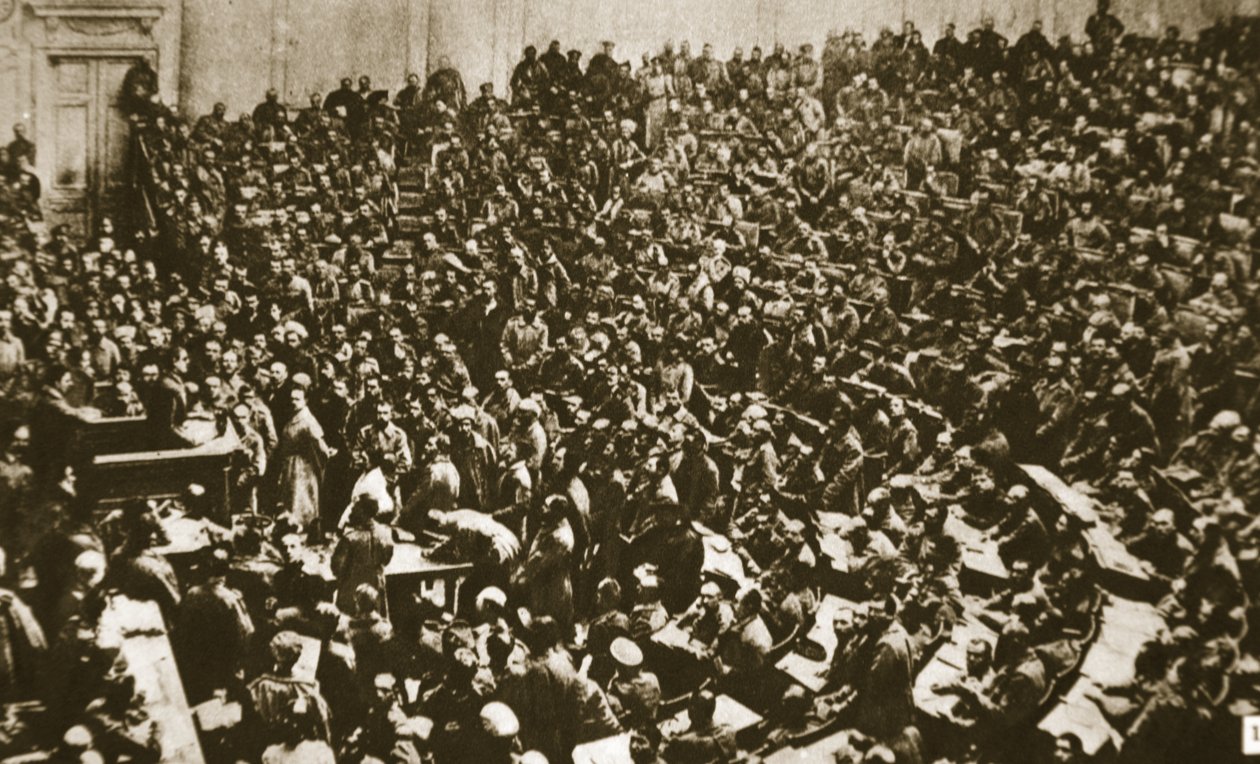 Trabalhadores e soldados invadem a Duma, 1917 (foto sépia) de Russian Photographer