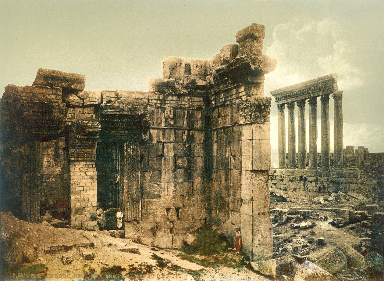 Entrada do templo de Jupiter, Baalbek, c.1880-1900 (photochrom) de Swiss Photographer