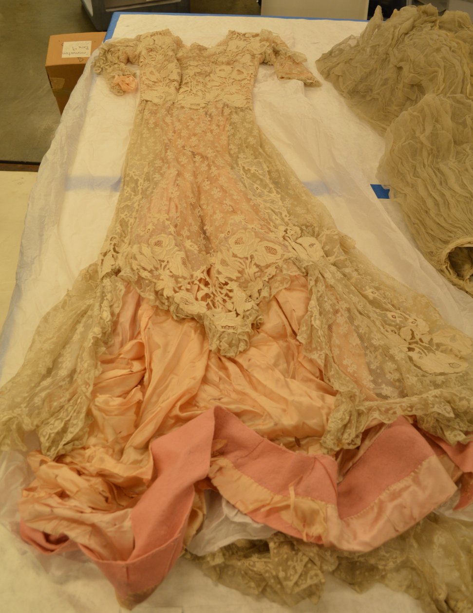 Vestido feito de renda que foi comprado na Exposição Belga na Feira Mundial de 1904 de Unknown