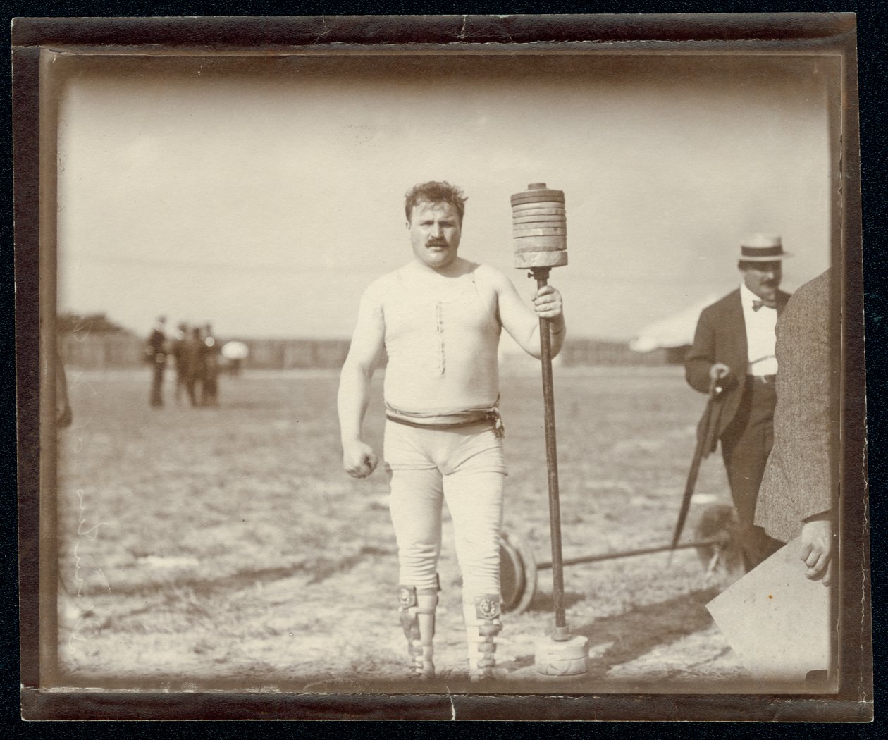 Fred Winters, concorrente no concurso de barra nas Olimpíadas de 1904 posando com pesos de Unknown
