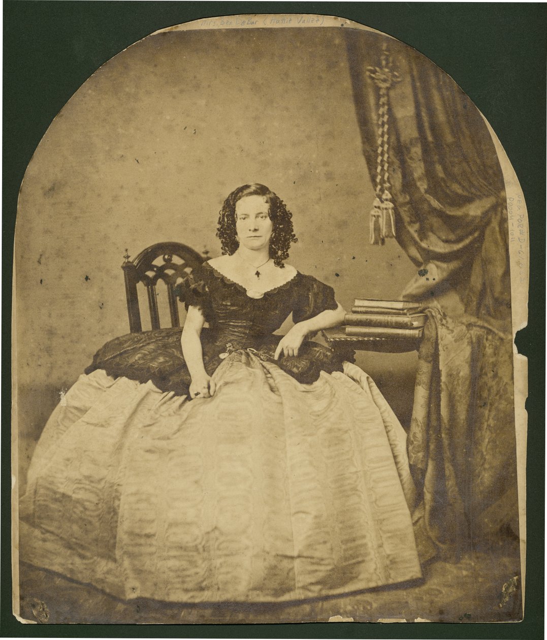 Retrato de corpo inteiro de uma mulher de cabelos encaracolados, sentada em um vestido com uma saia cheia de Unknown