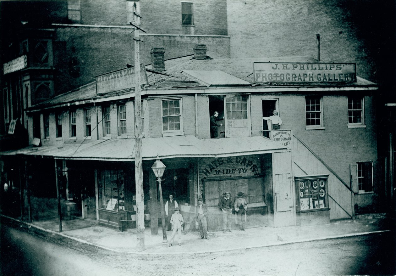 JH Phillips Daguerrean Gallery, canto sudoeste da Third Street (Memorial Drive) e Washington Avenue de Unknown