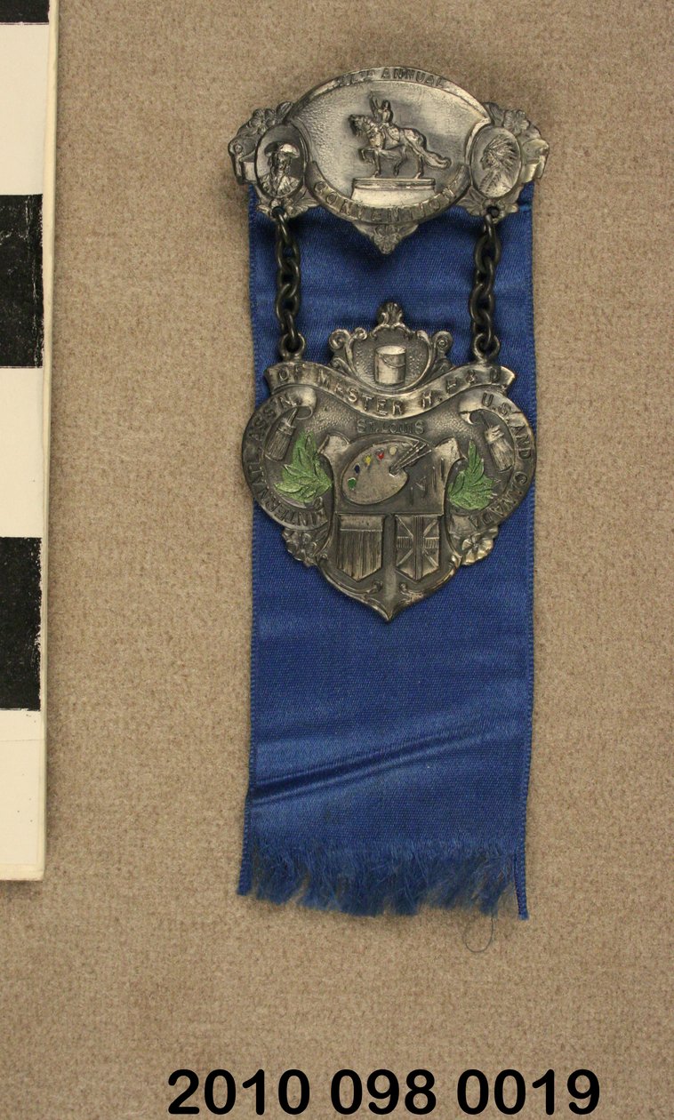 Pewter pin com fita azul da Convenção da Associação Internacional de Pintores e Decoradores Master House realizada em St. Louis em 1911 de Unknown