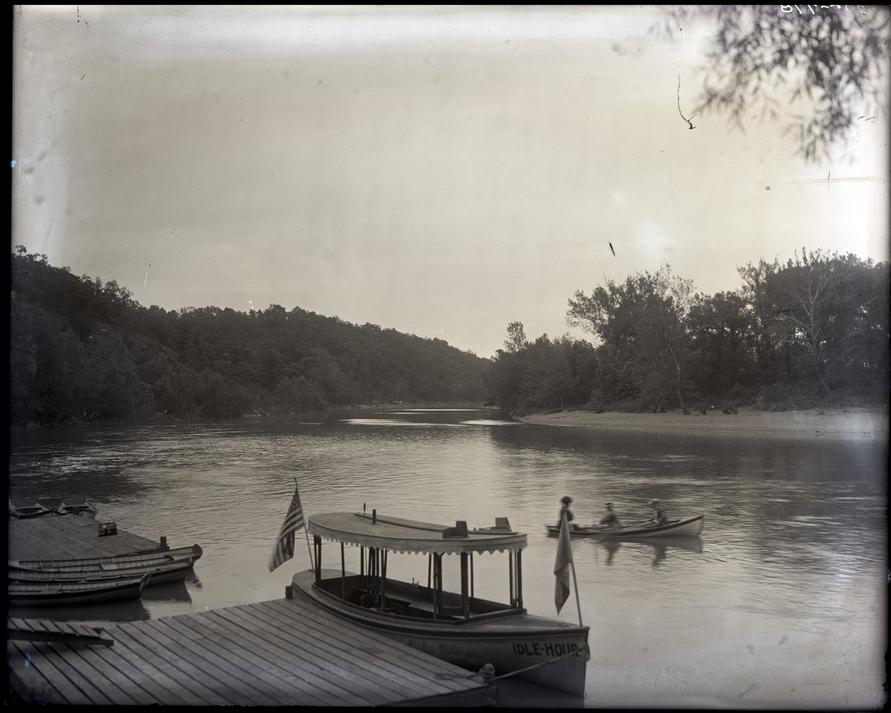 Barcos de recreio em um rio de Unknown