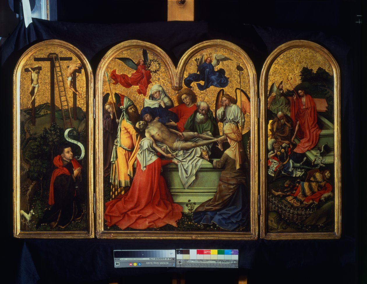 The Seilern Triptych - The Entombment, c.1425 (tinta, folha de ouro no painel) de Master of Flémalle