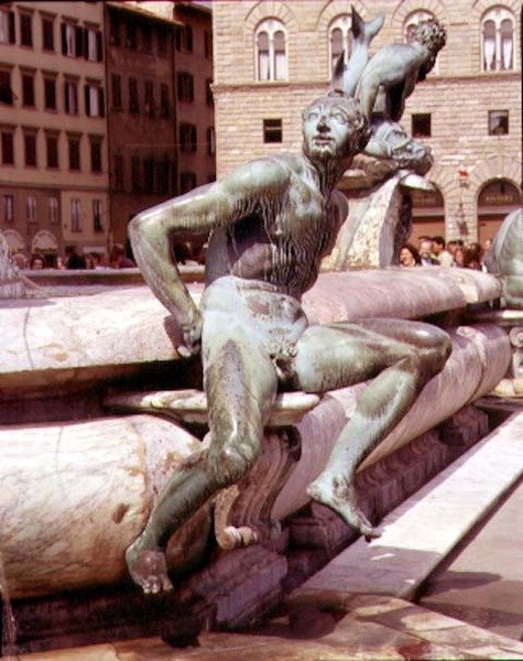 A Fonte de Netuno, detalhe de uma figura sentada de Giambologna